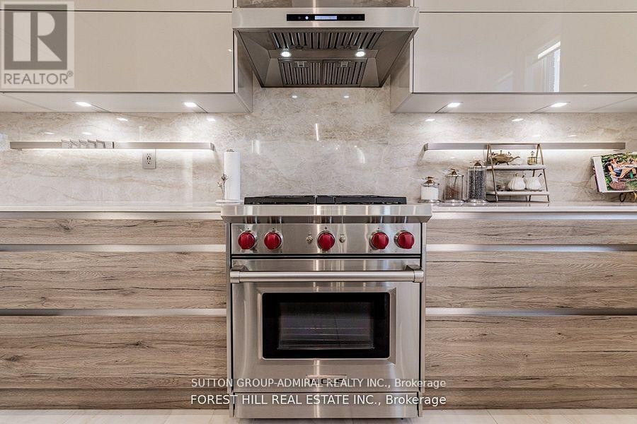 












18 WILLIAM BOWES BOULEVARD

,
Vaughan (Patterson),




Ontario
L6A4B1

