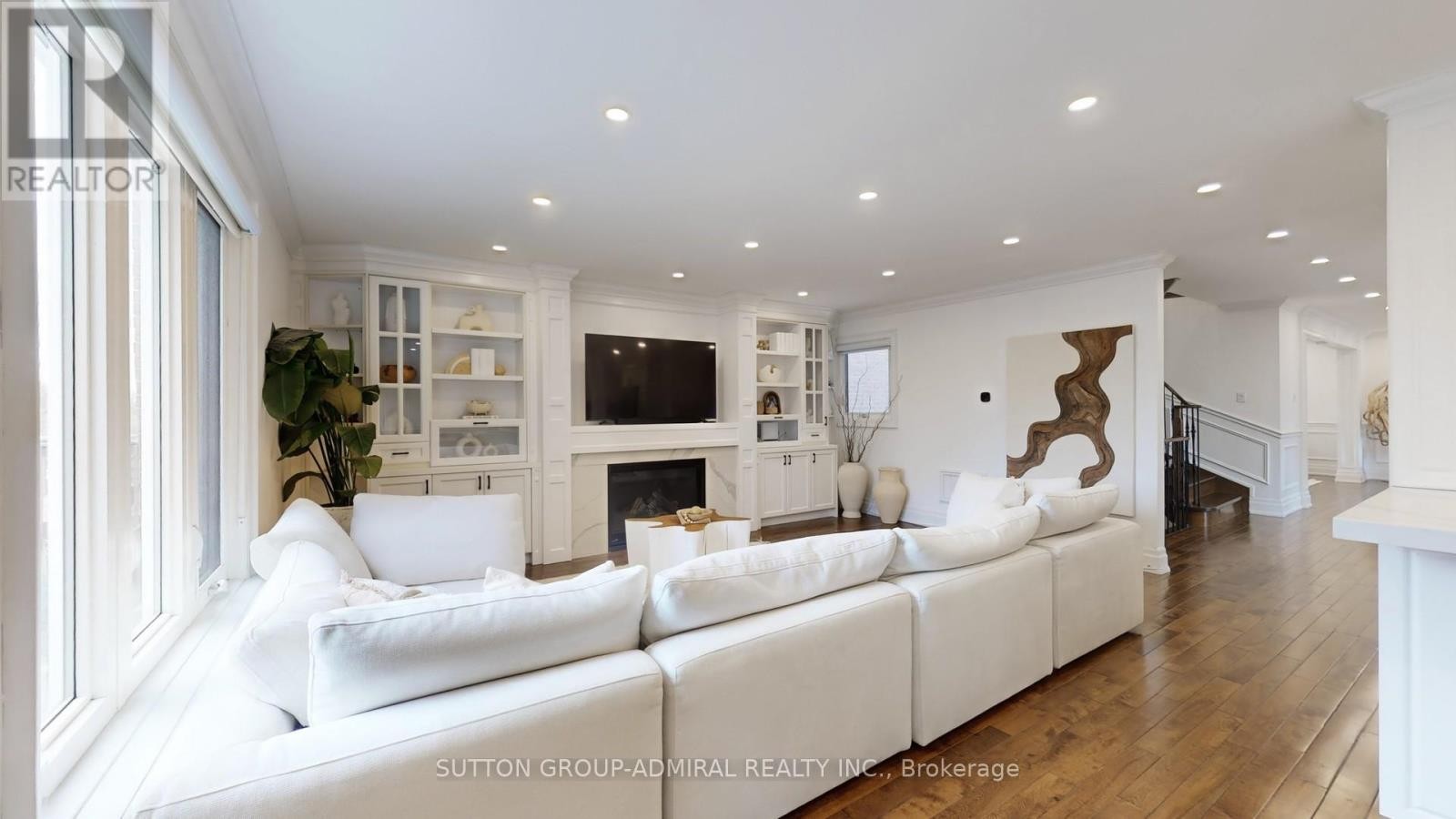 












8 COLLEEN STREET

,
Vaughan (Crestwood-Springfarm-Yorkhill),




Ontario
L4J5H1

