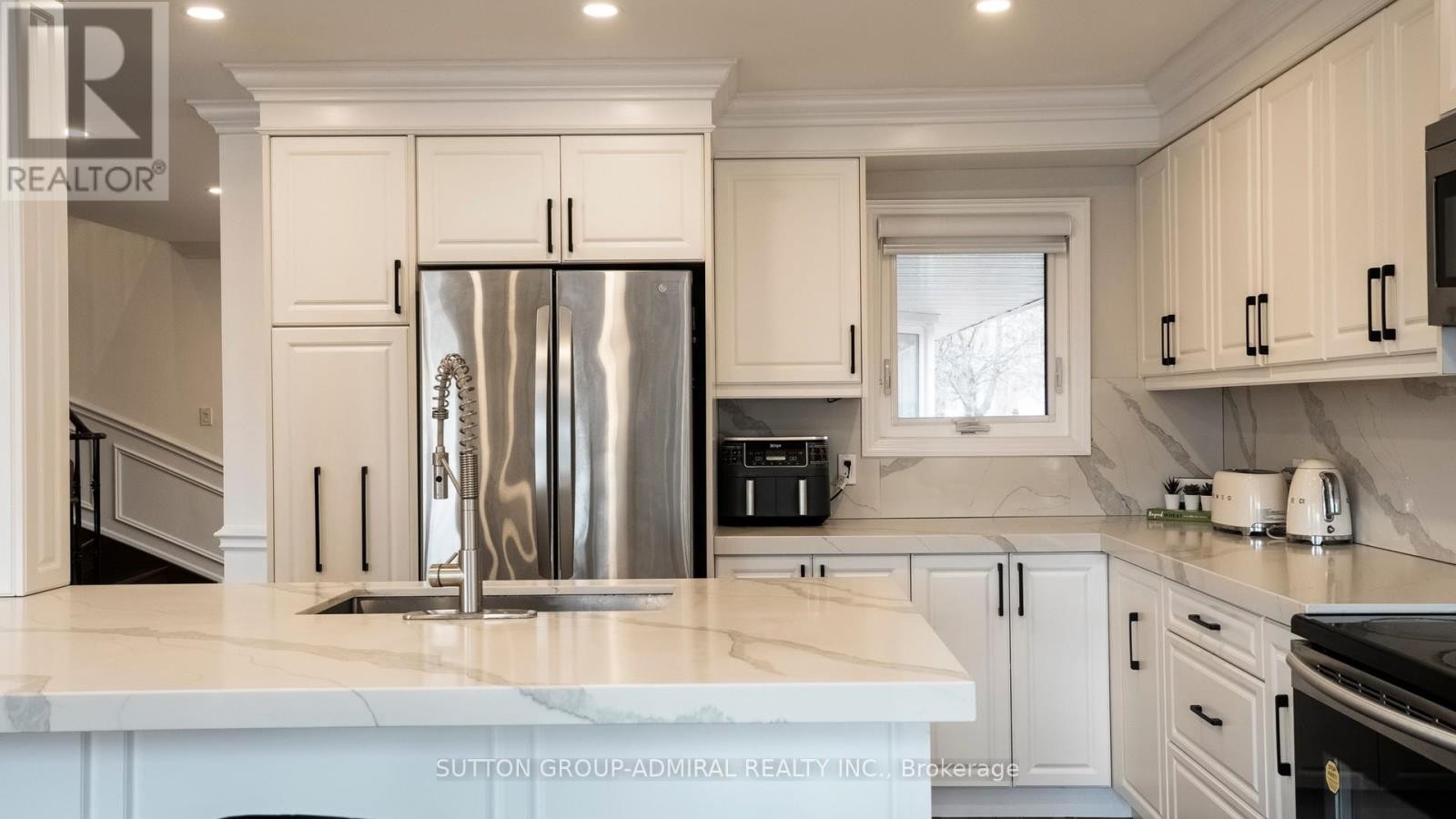












8 COLLEEN STREET

,
Vaughan (Crestwood-Springfarm-Yorkhill),




Ontario
L4J5H1

