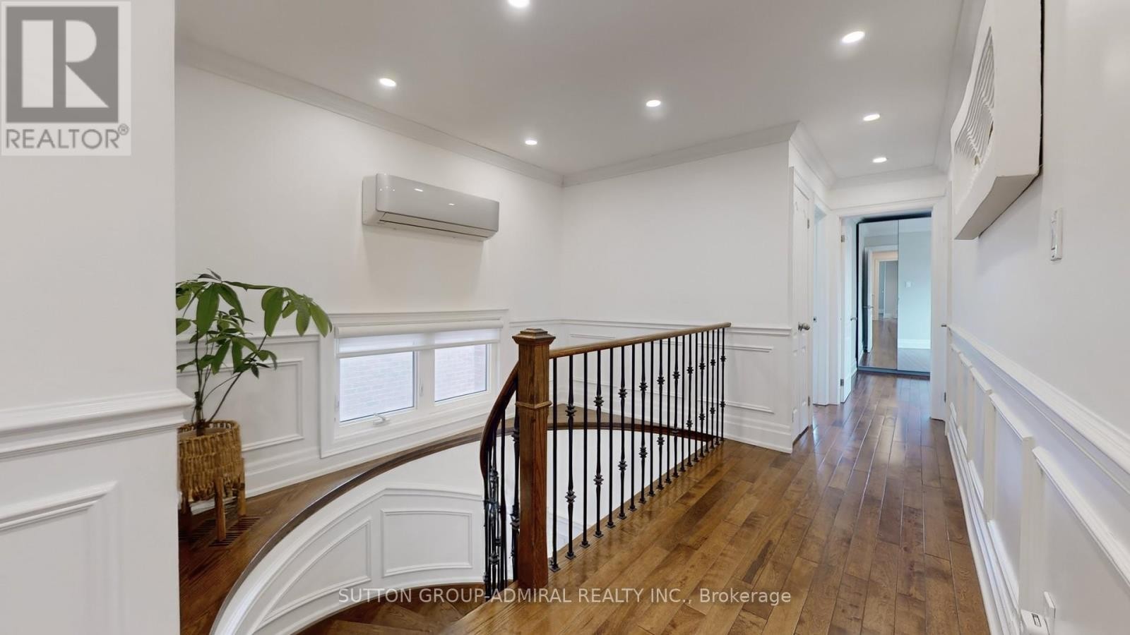 












8 COLLEEN STREET

,
Vaughan (Crestwood-Springfarm-Yorkhill),




Ontario
L4J5H1

