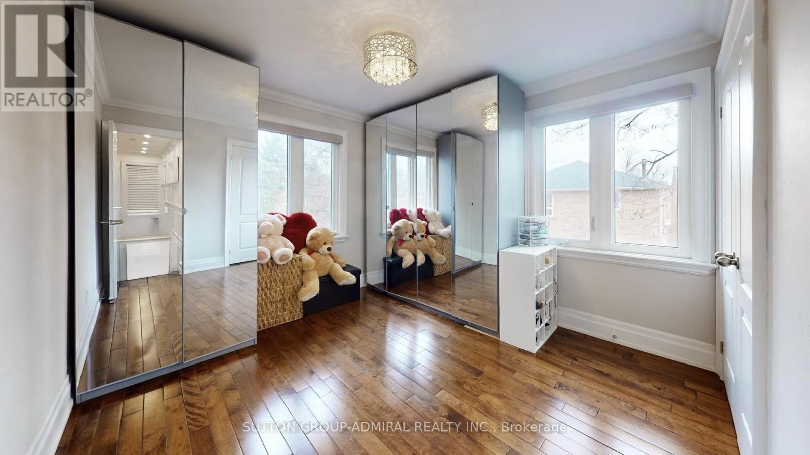 












8 COLLEEN STREET

,
Vaughan (Crestwood-Springfarm-Yorkhill),




Ontario
L4J5H1

