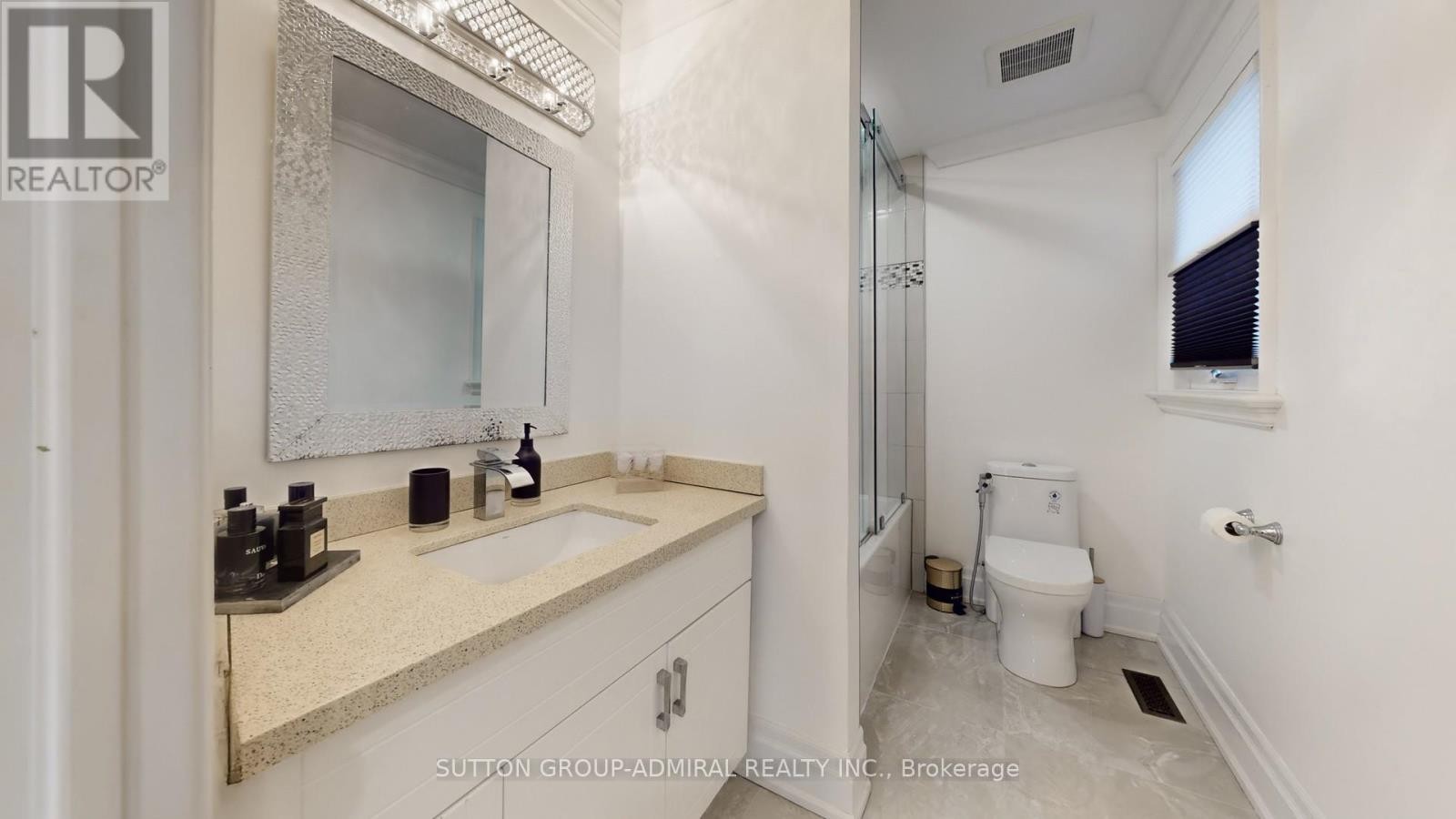 












8 COLLEEN STREET

,
Vaughan (Crestwood-Springfarm-Yorkhill),




Ontario
L4J5H1

