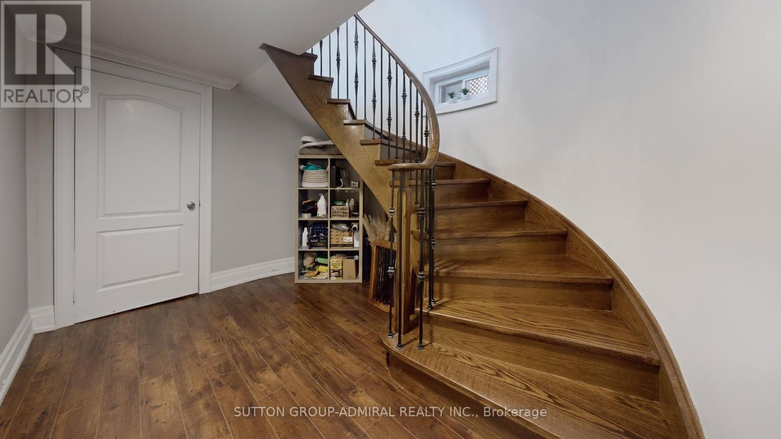 












8 COLLEEN STREET

,
Vaughan (Crestwood-Springfarm-Yorkhill),




Ontario
L4J5H1

