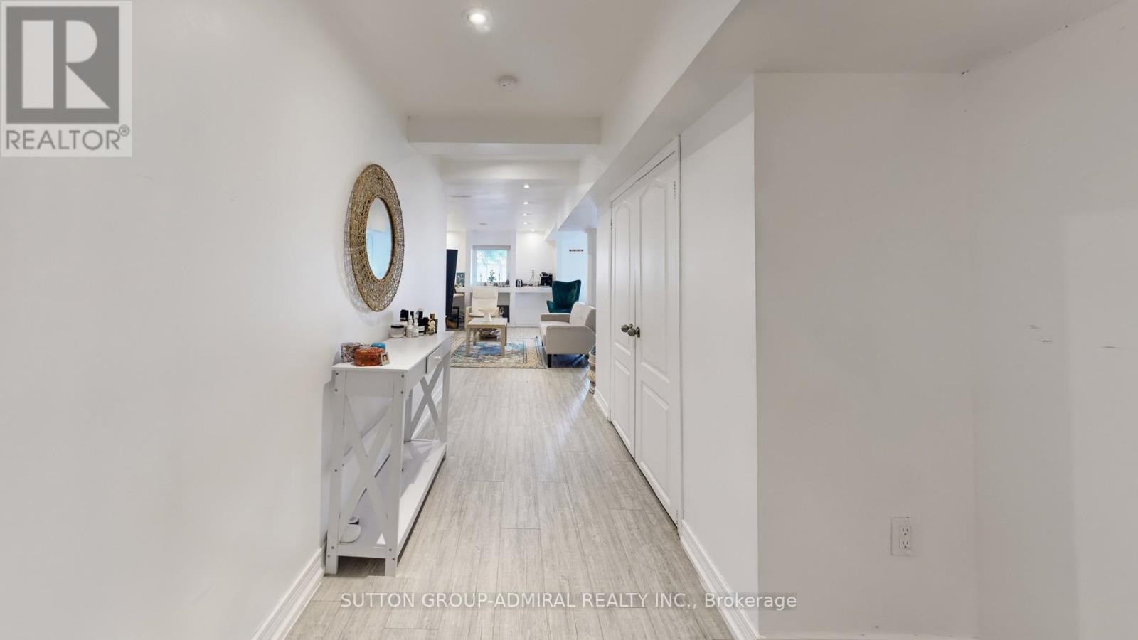 












8 COLLEEN STREET

,
Vaughan (Crestwood-Springfarm-Yorkhill),




Ontario
L4J5H1

