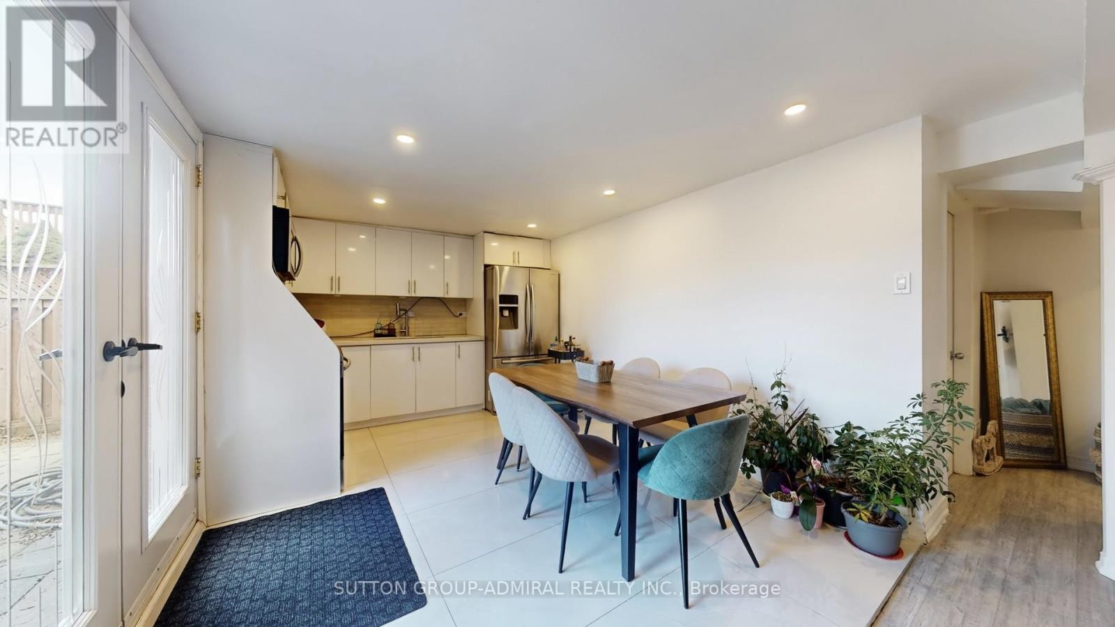 












8 COLLEEN STREET

,
Vaughan (Crestwood-Springfarm-Yorkhill),




Ontario
L4J5H1

