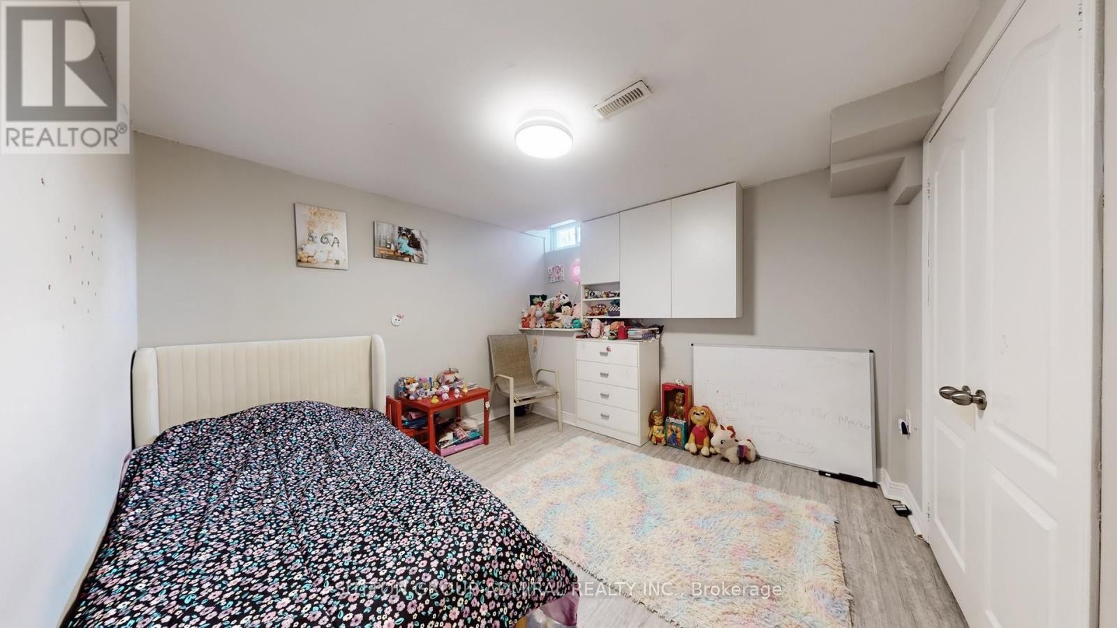 












8 COLLEEN STREET

,
Vaughan (Crestwood-Springfarm-Yorkhill),




Ontario
L4J5H1

