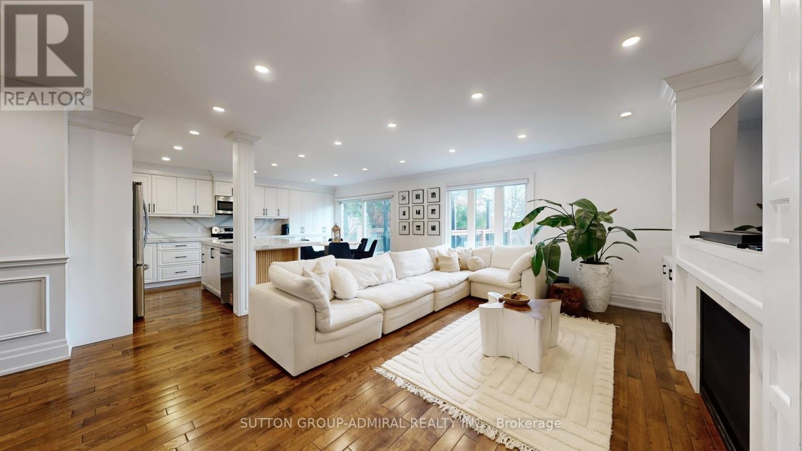 












8 COLLEEN STREET

,
Vaughan (Crestwood-Springfarm-Yorkhill),




Ontario
L4J5H1

