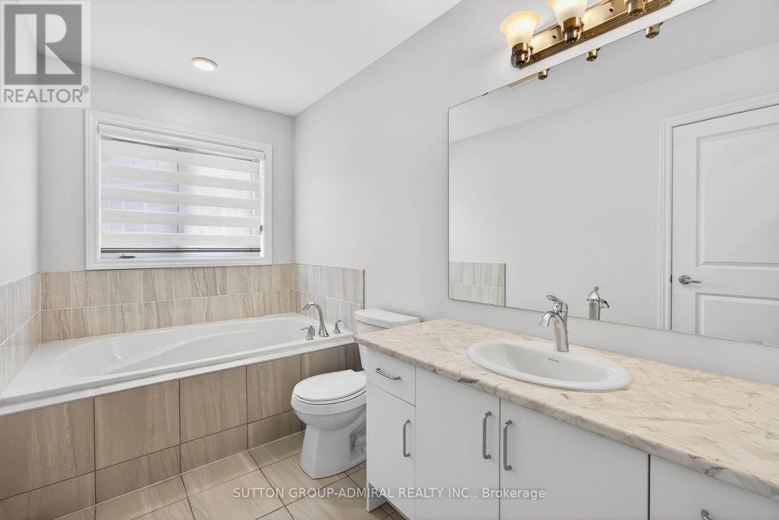 












2237 GRAINGER LOOP

,
Innisfil,




Ontario
L9S0N1


