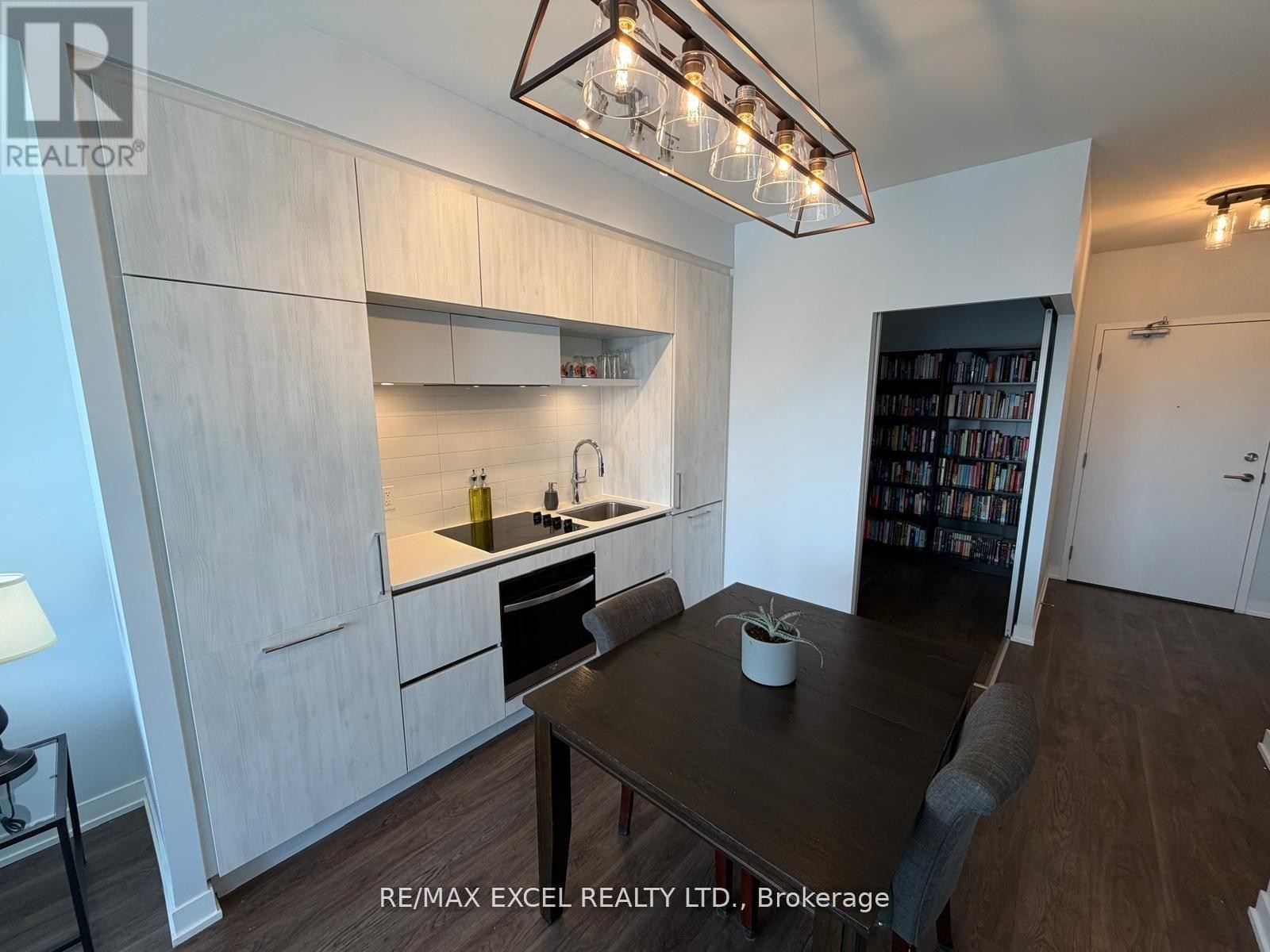 












407 - 6 DAVID EYER ROAD E

,
Richmond Hill,




Ontario
L4S0N5

