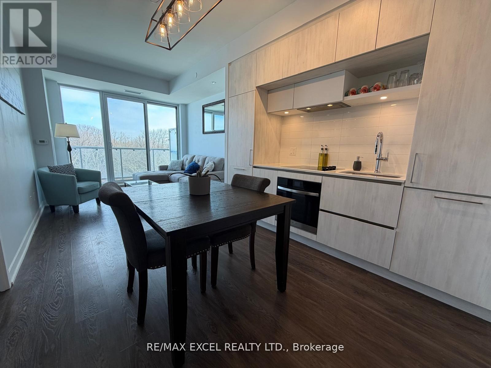 












407 - 6 DAVID EYER ROAD E

,
Richmond Hill,




Ontario
L4S0N5

