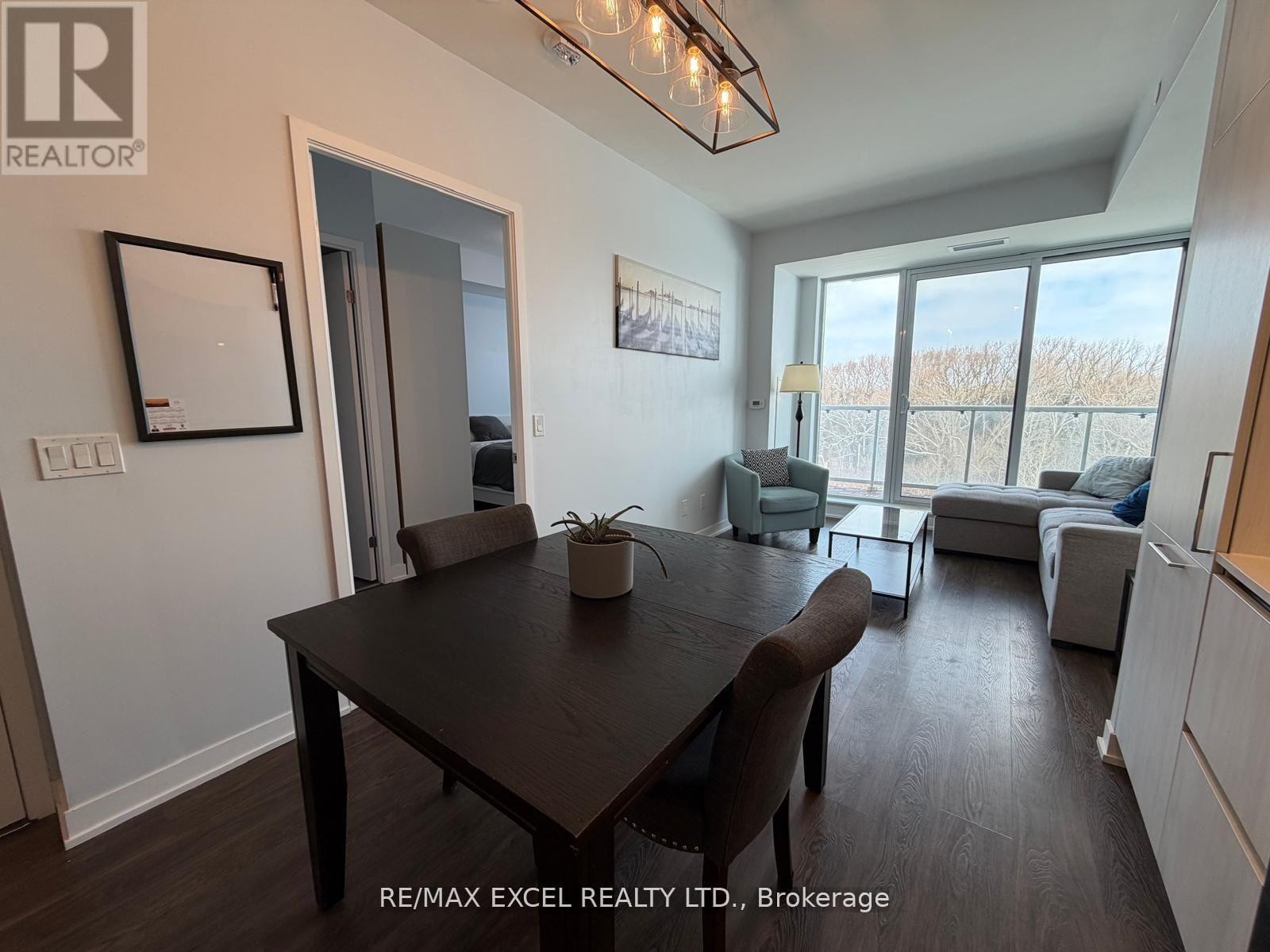 












407 - 6 DAVID EYER ROAD E

,
Richmond Hill,




Ontario
L4S0N5

