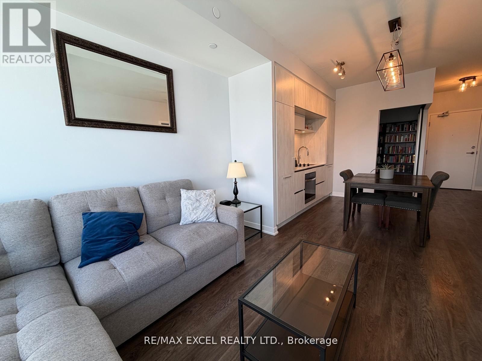 












407 - 6 DAVID EYER ROAD E

,
Richmond Hill,




Ontario
L4S0N5

