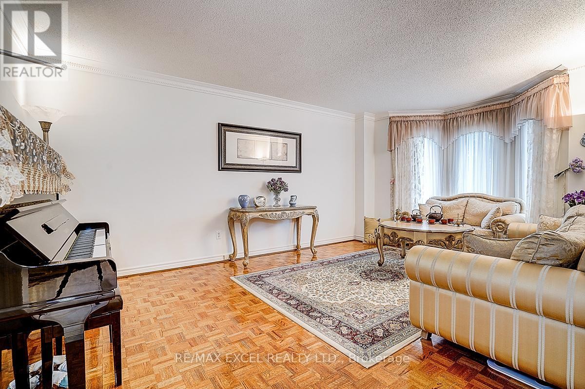 












10 BROOKSHILL CRESCENT

,
Richmond Hill (Bayview Hill),




Ontario
L4B3J1

