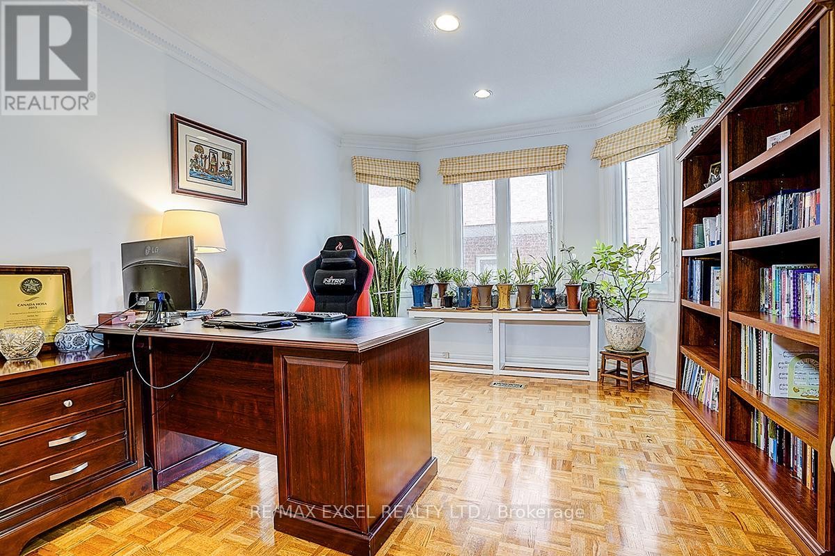 












10 BROOKSHILL CRESCENT

,
Richmond Hill (Bayview Hill),




Ontario
L4B3J1

