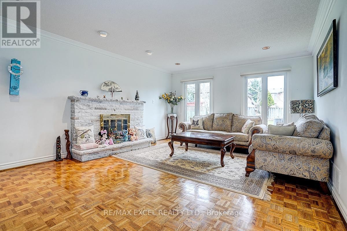 












10 BROOKSHILL CRESCENT

,
Richmond Hill (Bayview Hill),




Ontario
L4B3J1

