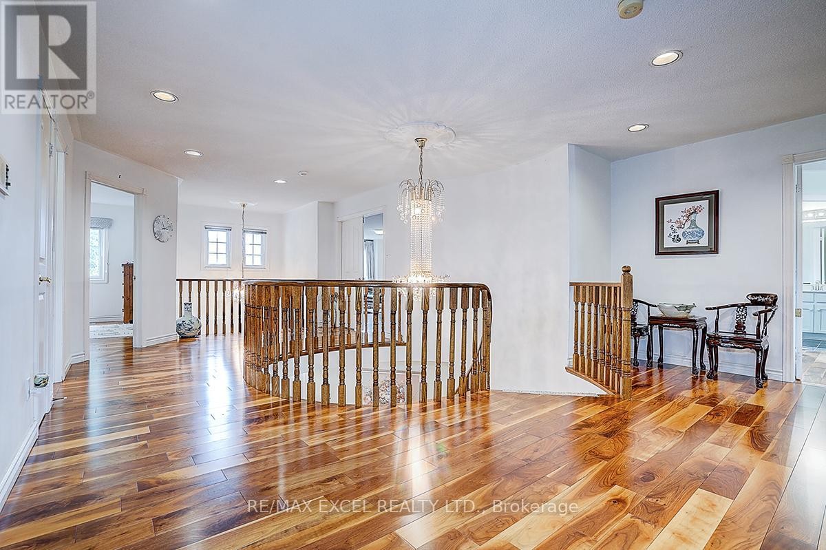 












10 BROOKSHILL CRESCENT

,
Richmond Hill (Bayview Hill),




Ontario
L4B3J1

