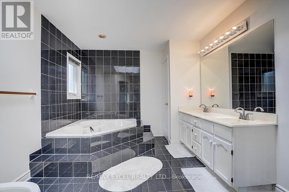 












10 BROOKSHILL CRESCENT

,
Richmond Hill (Bayview Hill),




Ontario
L4B3J1

