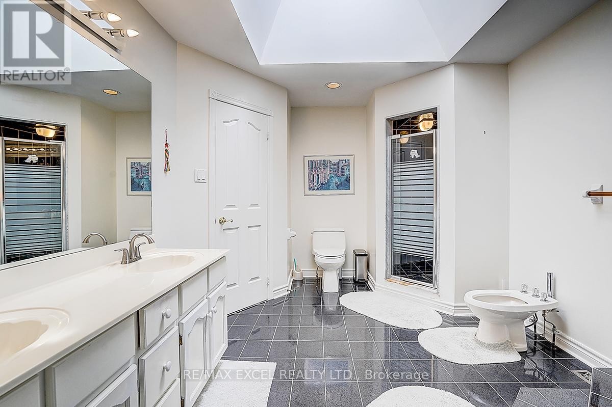 












10 BROOKSHILL CRESCENT

,
Richmond Hill (Bayview Hill),




Ontario
L4B3J1

