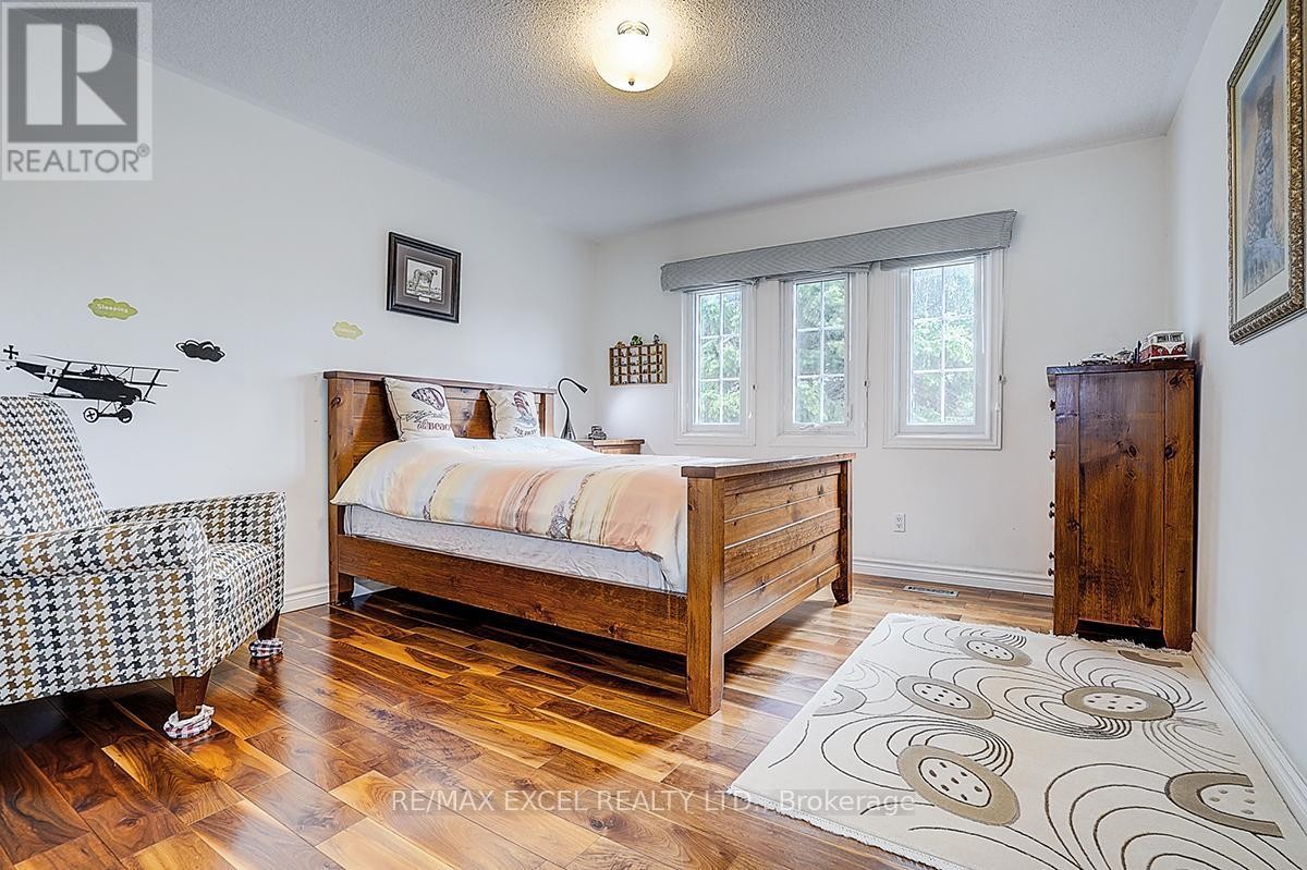 












10 BROOKSHILL CRESCENT

,
Richmond Hill (Bayview Hill),




Ontario
L4B3J1

