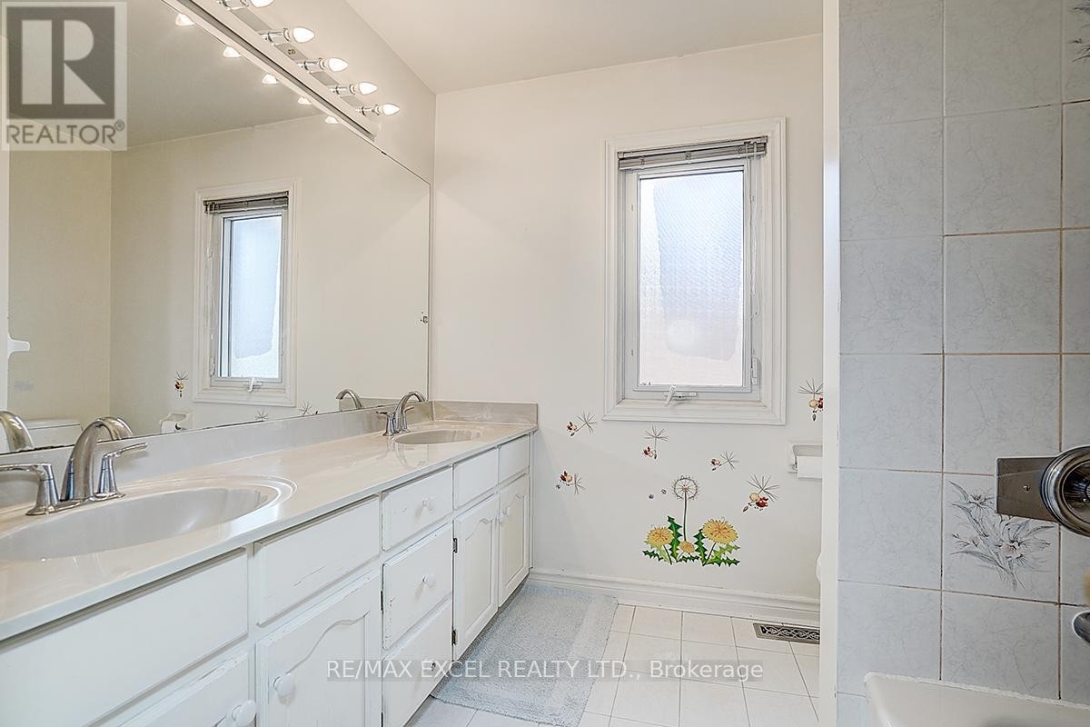 












10 BROOKSHILL CRESCENT

,
Richmond Hill (Bayview Hill),




Ontario
L4B3J1

