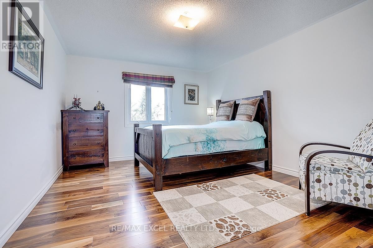 












10 BROOKSHILL CRESCENT

,
Richmond Hill (Bayview Hill),




Ontario
L4B3J1

