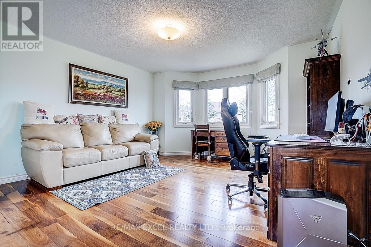 












10 BROOKSHILL CRESCENT

,
Richmond Hill (Bayview Hill),




Ontario
L4B3J1

