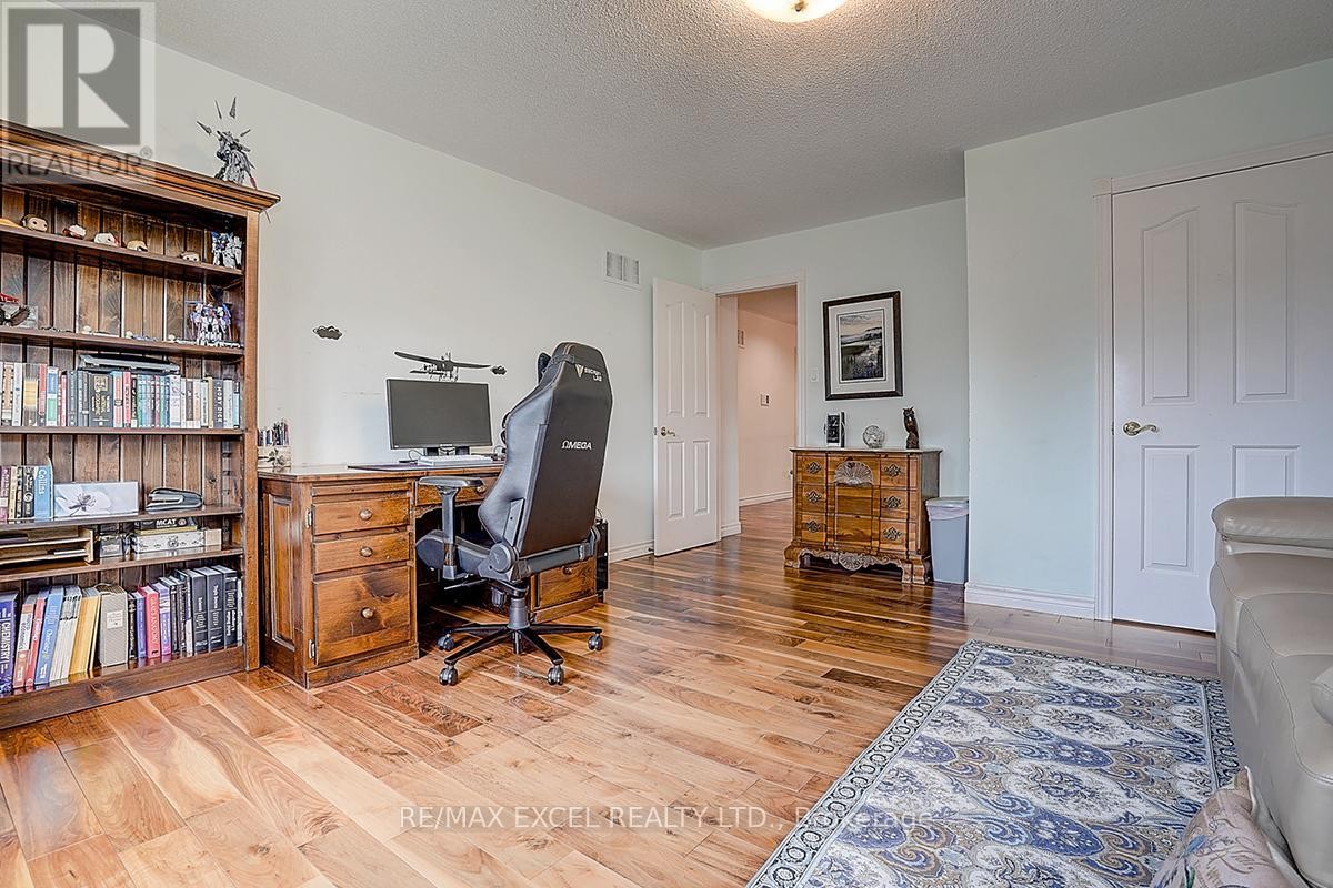 












10 BROOKSHILL CRESCENT

,
Richmond Hill (Bayview Hill),




Ontario
L4B3J1

