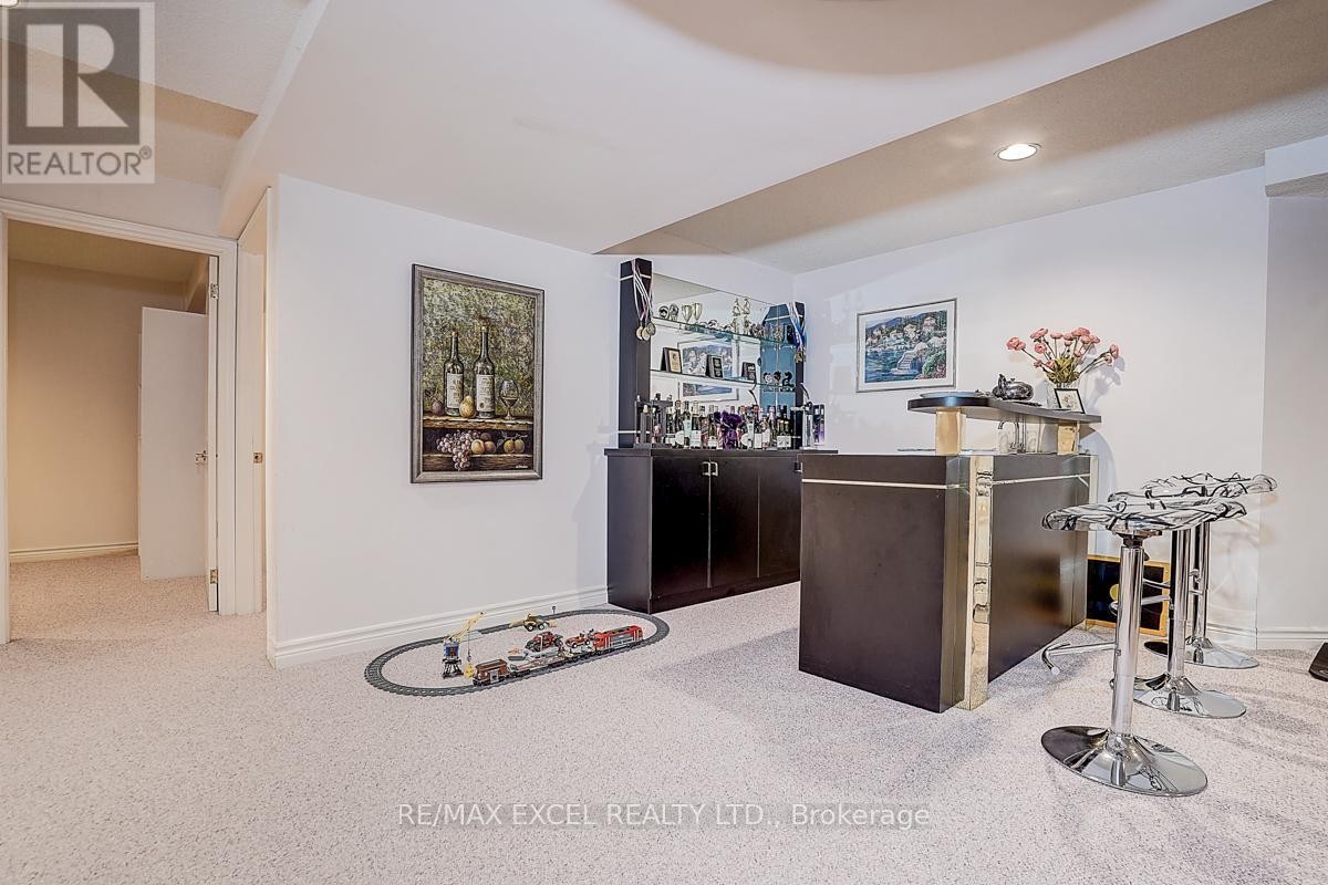 












10 BROOKSHILL CRESCENT

,
Richmond Hill (Bayview Hill),




Ontario
L4B3J1

