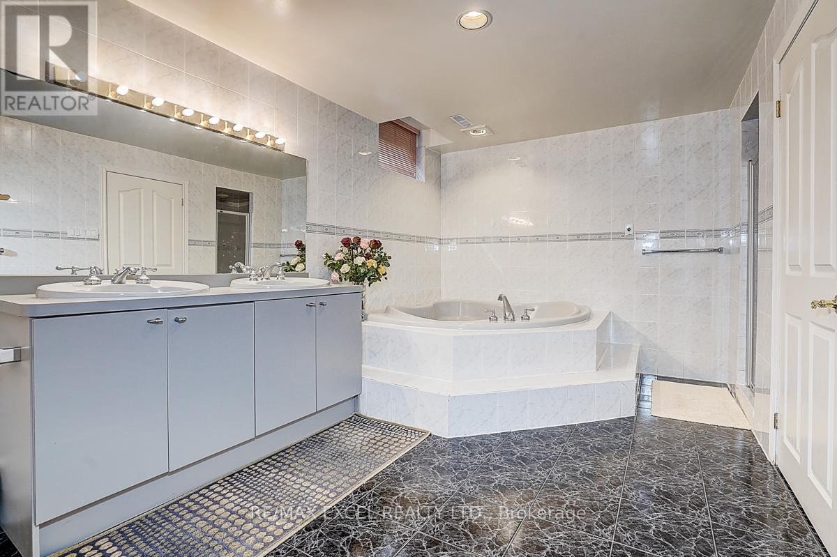 












10 BROOKSHILL CRESCENT

,
Richmond Hill (Bayview Hill),




Ontario
L4B3J1

