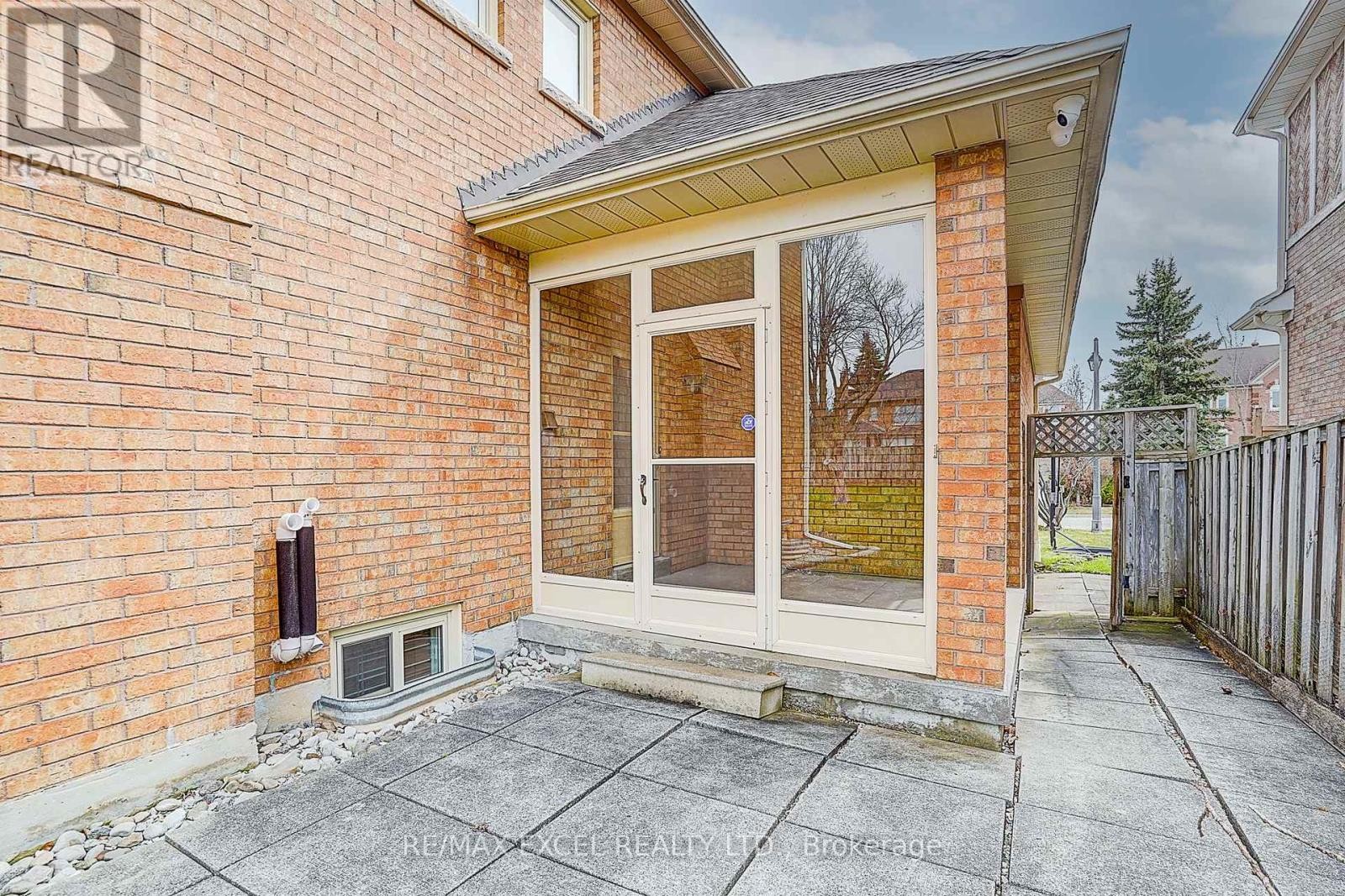 












10 BROOKSHILL CRESCENT

,
Richmond Hill (Bayview Hill),




Ontario
L4B3J1

