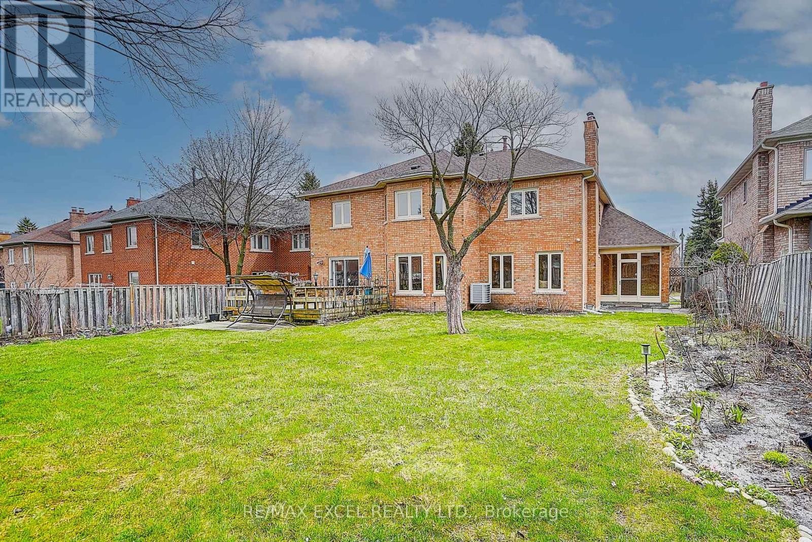 












10 BROOKSHILL CRESCENT

,
Richmond Hill (Bayview Hill),




Ontario
L4B3J1

