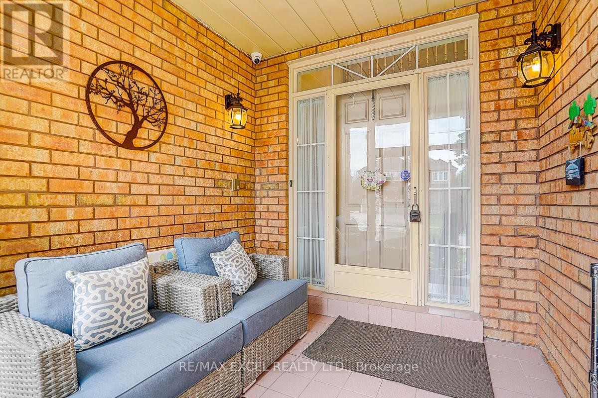 












10 BROOKSHILL CRESCENT

,
Richmond Hill (Bayview Hill),




Ontario
L4B3J1

