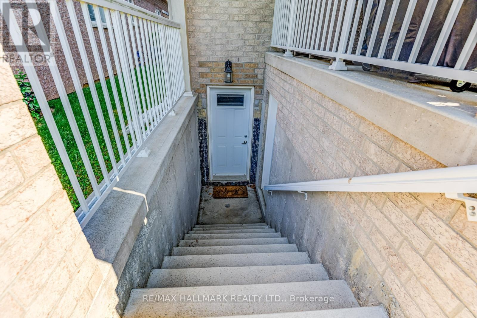 












69 B ELM GROVE AVENUE

,
Richmond Hill (Oak Ridges),




Ontario
L4E2V4

