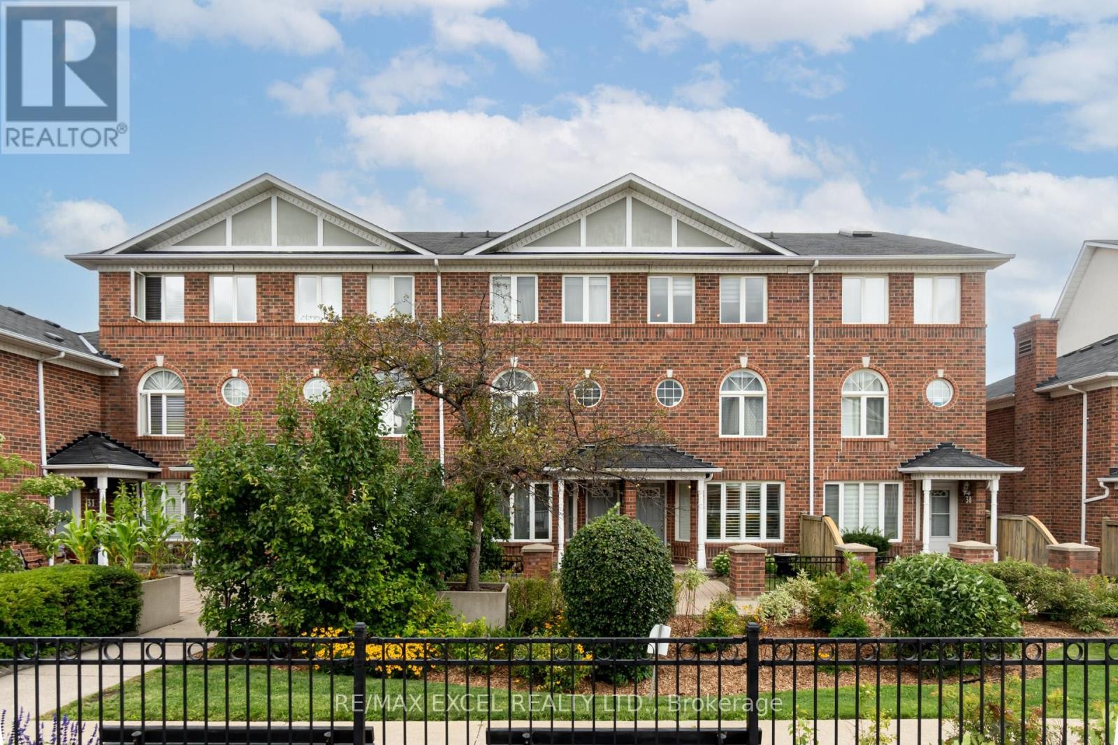 












37 - 18 CLARK AVENUE W

,
Vaughan (Crestwood-Springfarm-Yorkhill),




Ontario
L4J8H1

