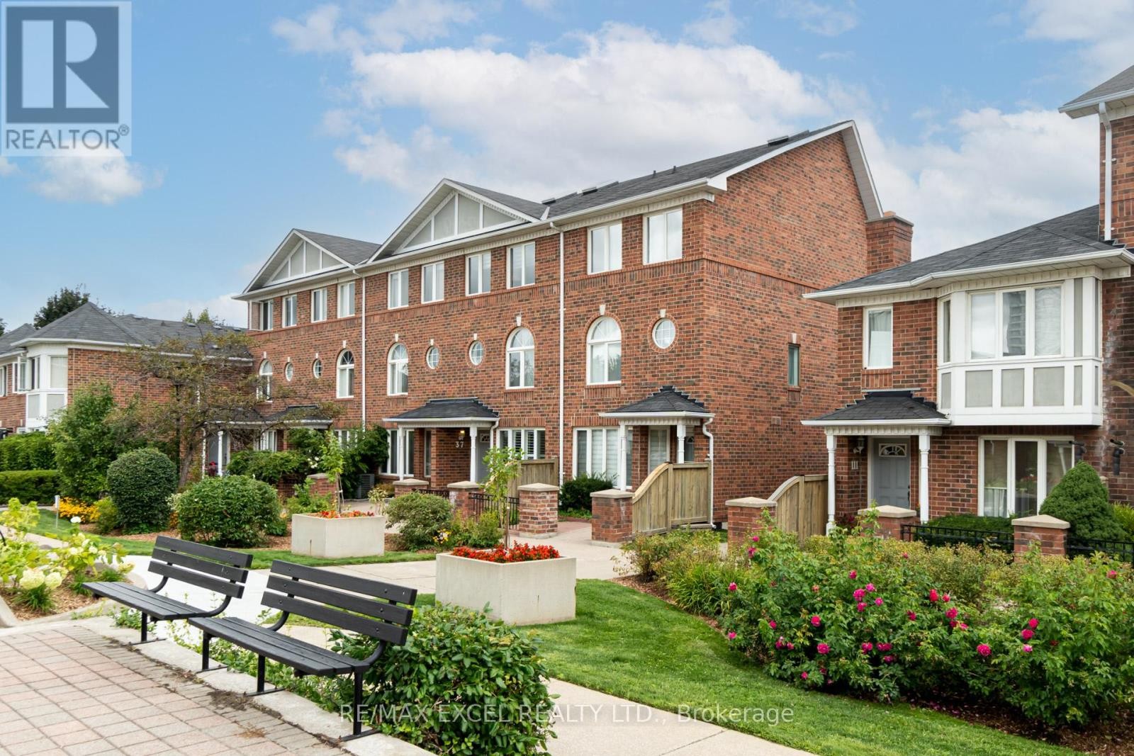 












37 - 18 CLARK AVENUE W

,
Vaughan (Crestwood-Springfarm-Yorkhill),




Ontario
L4J8H1

