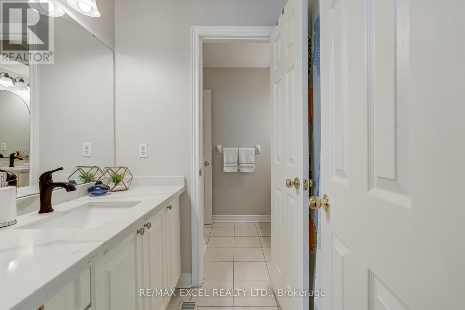 












37 - 18 CLARK AVENUE W

,
Vaughan (Crestwood-Springfarm-Yorkhill),




Ontario
L4J8H1

