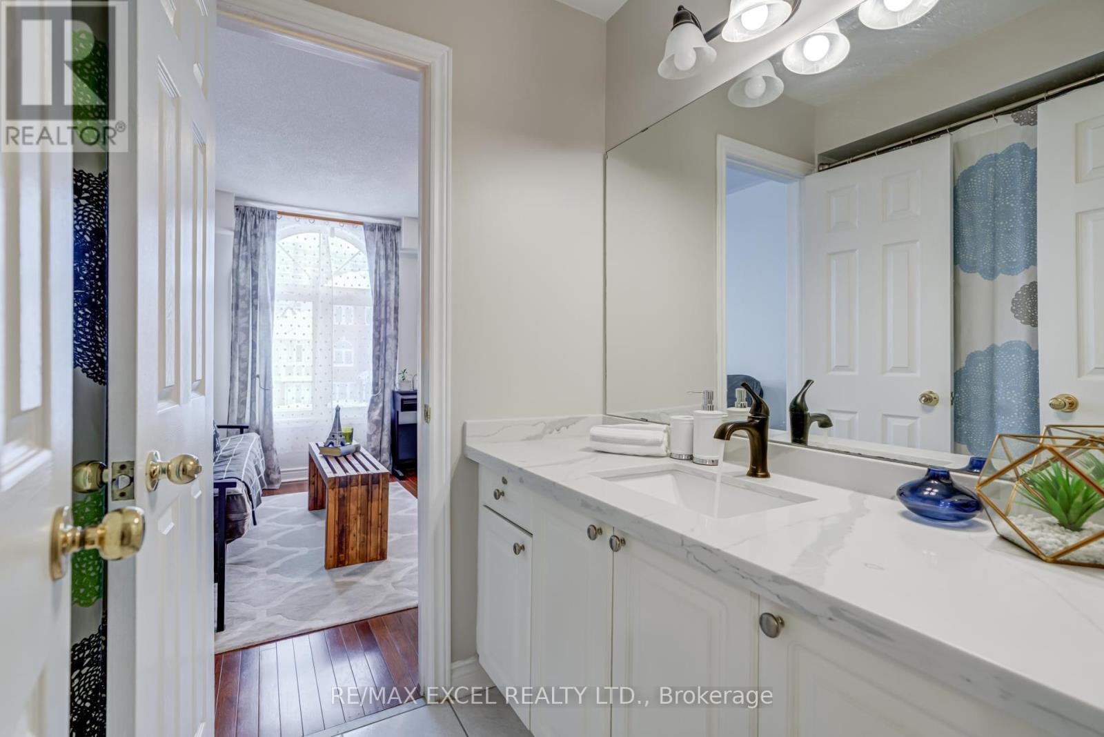 












37 - 18 CLARK AVENUE W

,
Vaughan (Crestwood-Springfarm-Yorkhill),




Ontario
L4J8H1

