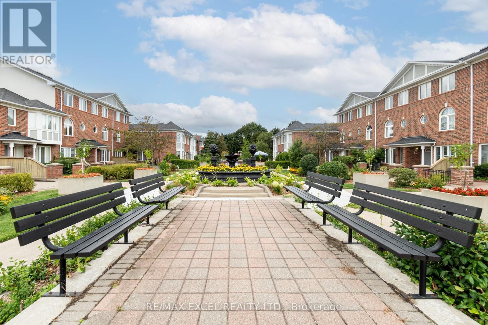 












37 - 18 CLARK AVENUE W

,
Vaughan (Crestwood-Springfarm-Yorkhill),




Ontario
L4J8H1

