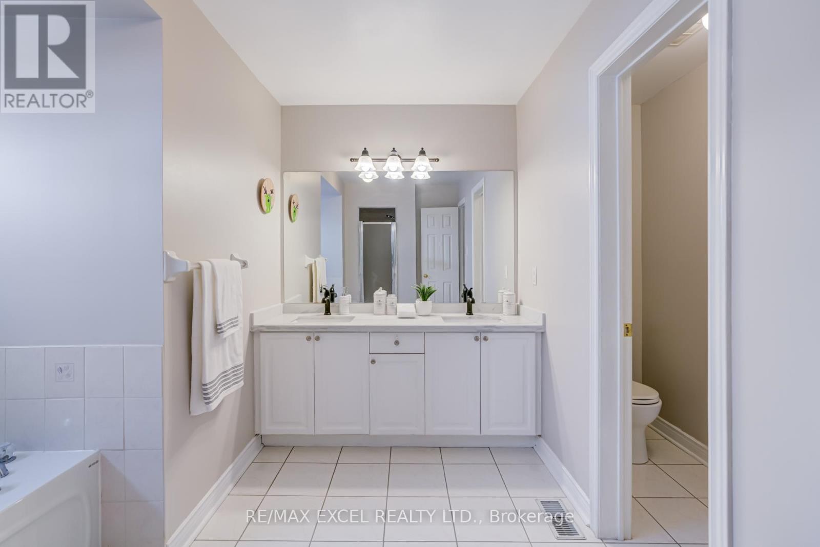 












37 - 18 CLARK AVENUE W

,
Vaughan (Crestwood-Springfarm-Yorkhill),




Ontario
L4J8H1


