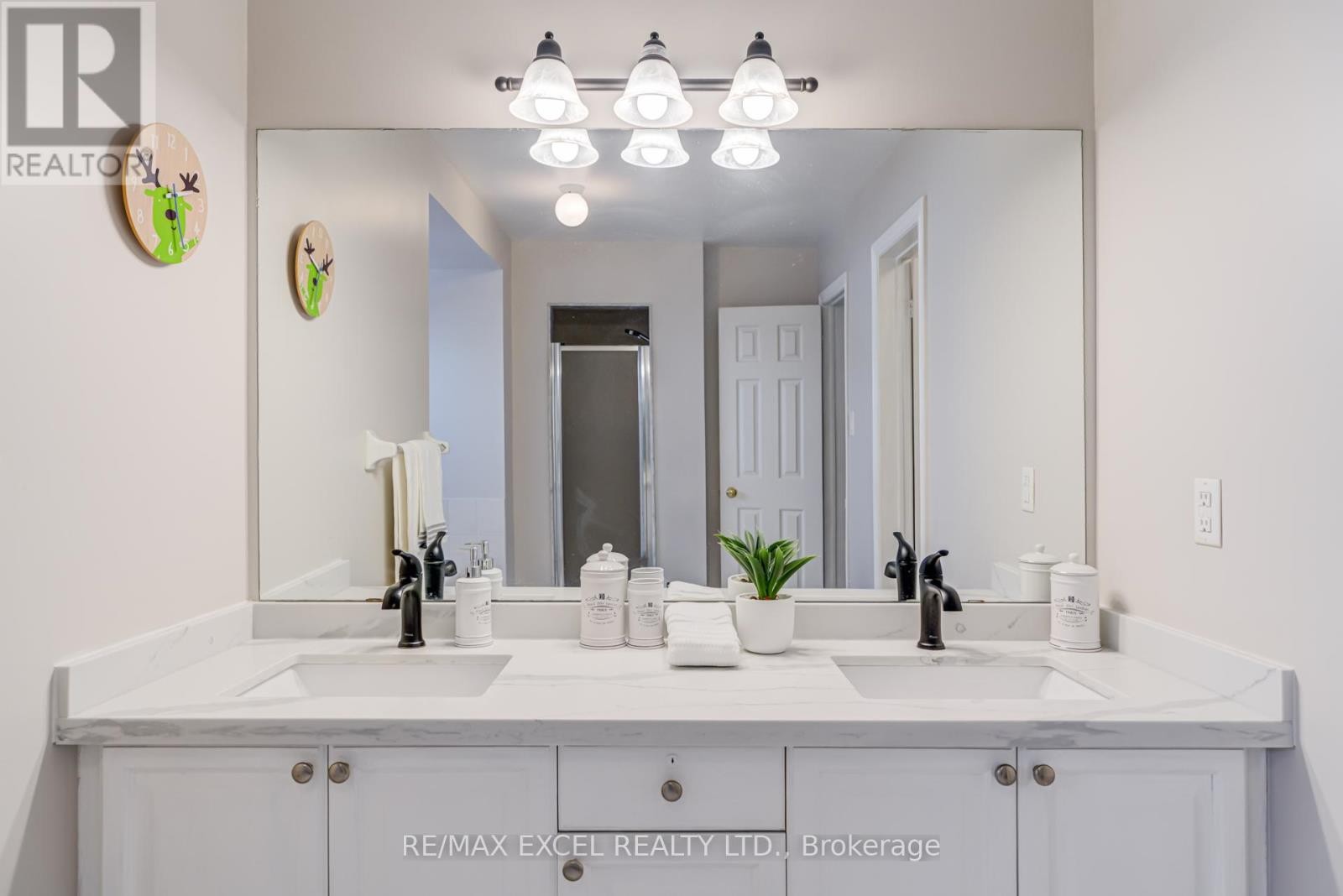 












37 - 18 CLARK AVENUE W

,
Vaughan (Crestwood-Springfarm-Yorkhill),




Ontario
L4J8H1

