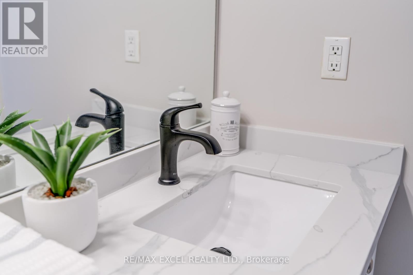 












37 - 18 CLARK AVENUE W

,
Vaughan (Crestwood-Springfarm-Yorkhill),




Ontario
L4J8H1

