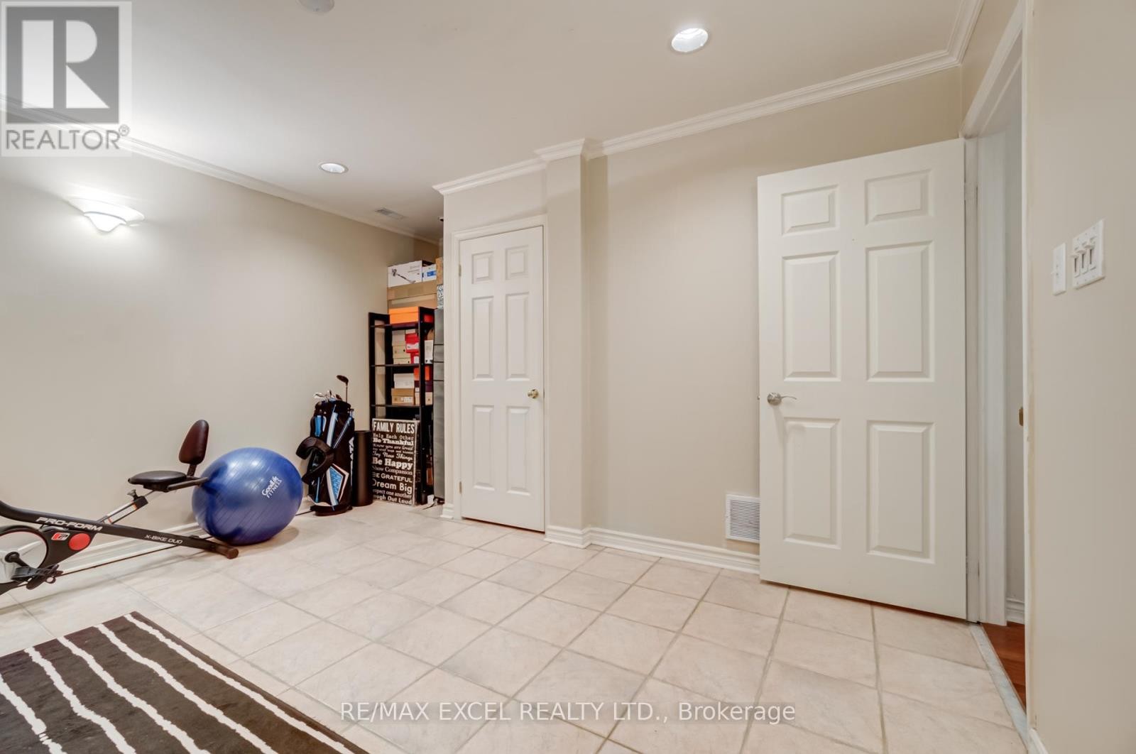 












37 - 18 CLARK AVENUE W

,
Vaughan (Crestwood-Springfarm-Yorkhill),




Ontario
L4J8H1


