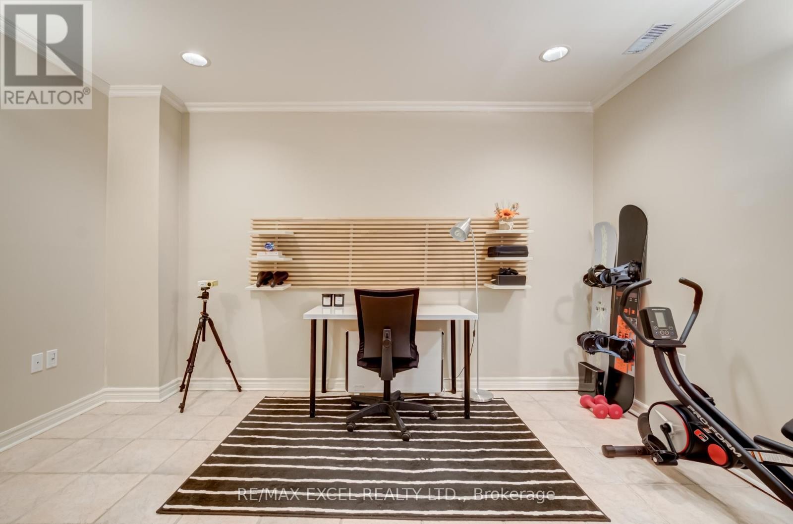 












37 - 18 CLARK AVENUE W

,
Vaughan (Crestwood-Springfarm-Yorkhill),




Ontario
L4J8H1

