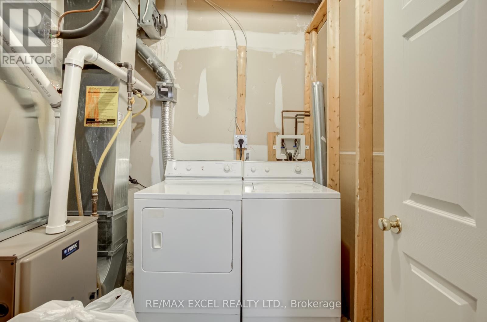 












37 - 18 CLARK AVENUE W

,
Vaughan (Crestwood-Springfarm-Yorkhill),




Ontario
L4J8H1

