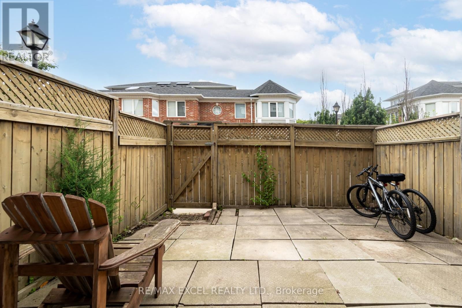 












37 - 18 CLARK AVENUE W

,
Vaughan (Crestwood-Springfarm-Yorkhill),




Ontario
L4J8H1

