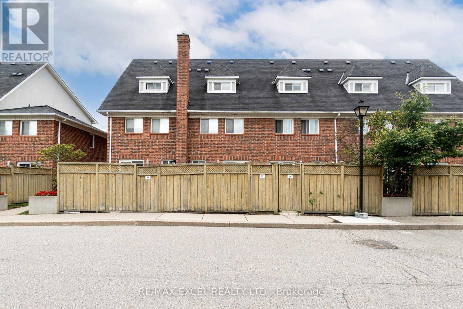 












37 - 18 CLARK AVENUE W

,
Vaughan (Crestwood-Springfarm-Yorkhill),




Ontario
L4J8H1

