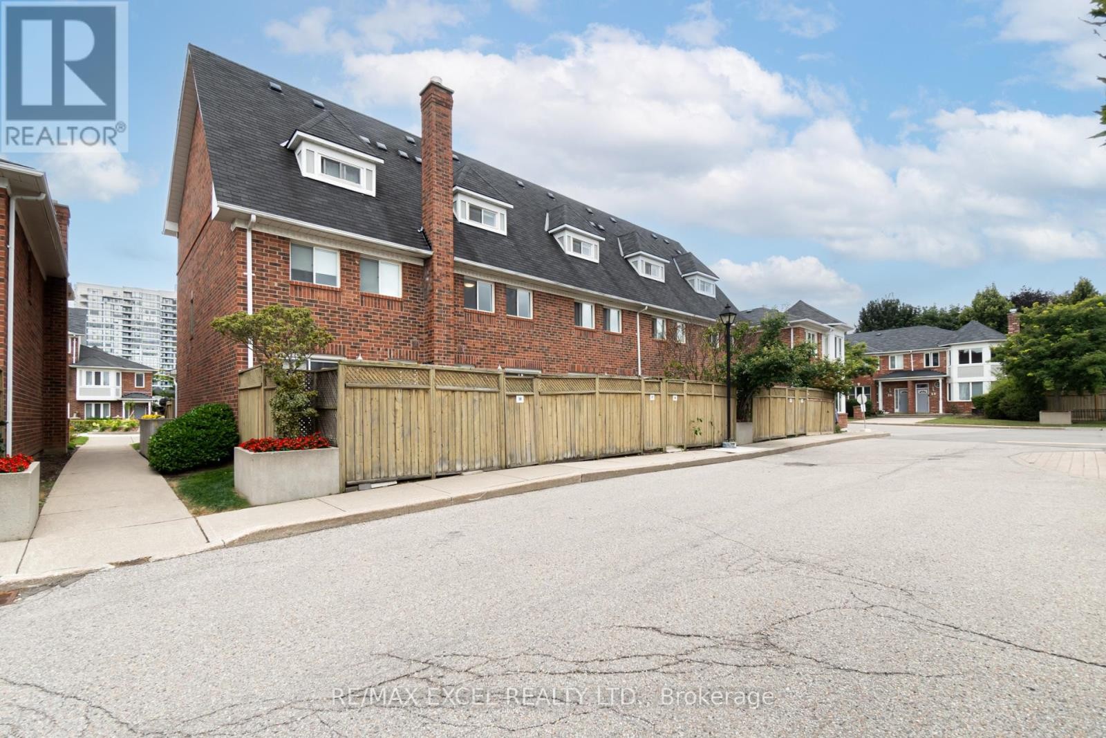 












37 - 18 CLARK AVENUE W

,
Vaughan (Crestwood-Springfarm-Yorkhill),




Ontario
L4J8H1

