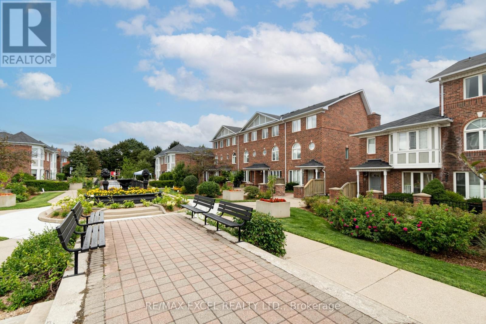 












37 - 18 CLARK AVENUE W

,
Vaughan (Crestwood-Springfarm-Yorkhill),




Ontario
L4J8H1

