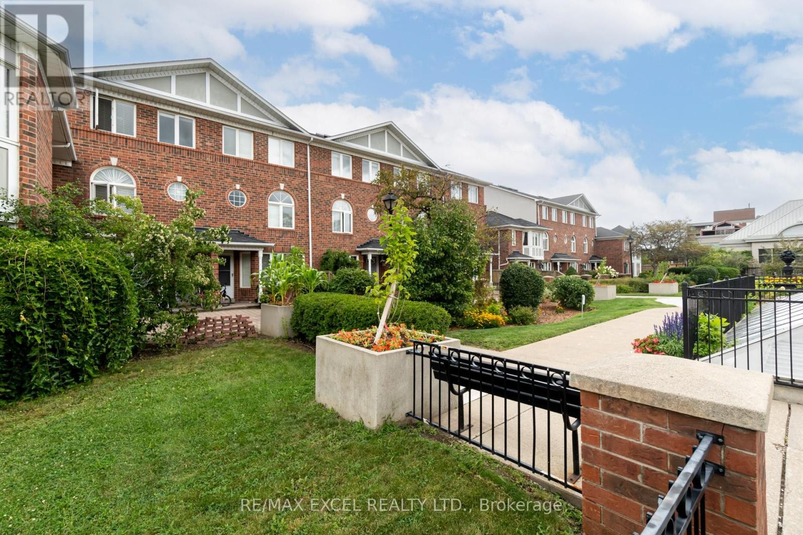 












37 - 18 CLARK AVENUE W

,
Vaughan (Crestwood-Springfarm-Yorkhill),




Ontario
L4J8H1

