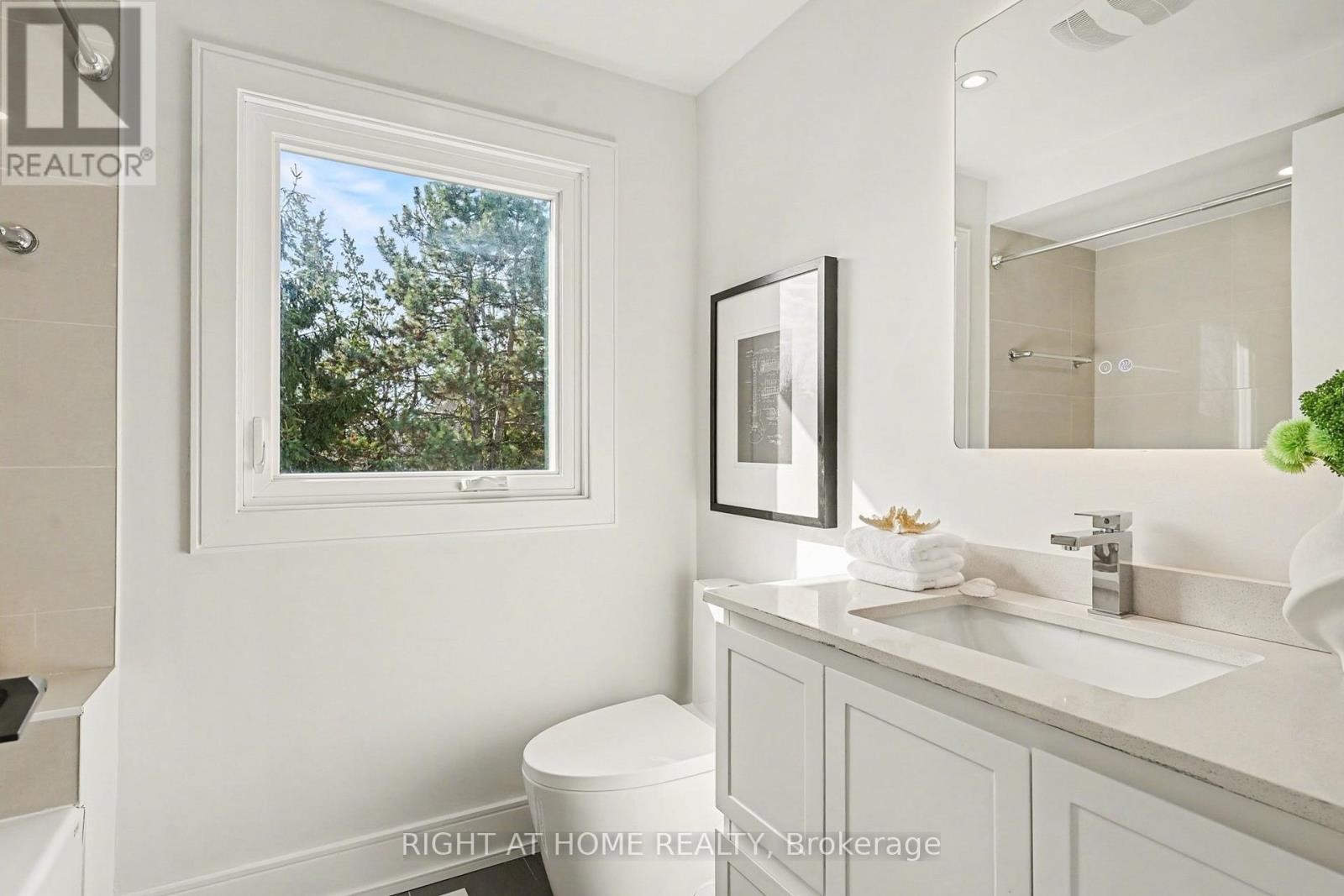 












19 LANG ROAD

,
Markham (Thornlea),




Ontario
L3T7E8

